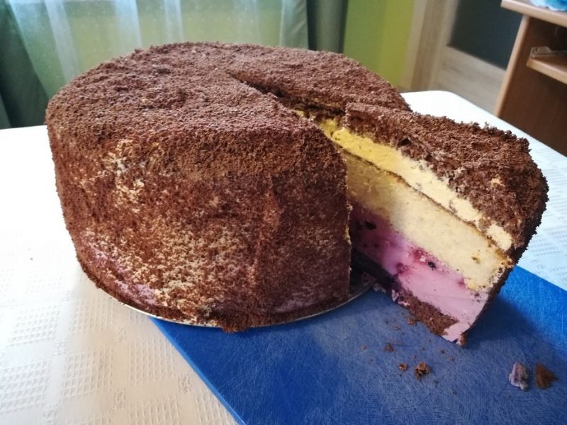 Kolorowy torcik z owocami leśnymi  Kolorowy torcik z owocami leśnymi