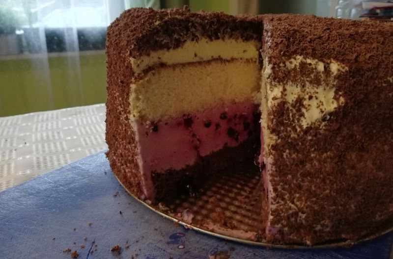 Kolorowy torcik z owocami leśnymi  Kolorowy torcik z owocami leśnymi
