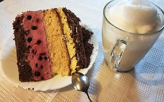 Kolorowy torcik z owocami leśnymi  Kolorowy torcik z owocami leśnymi