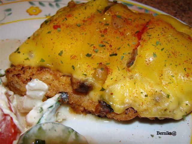 Koltety schabowe pod pieczarkami