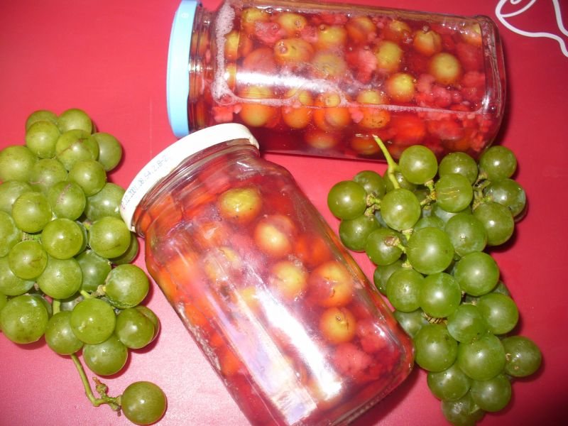 Kompot do słoika z winogrona zielonego z malinami
