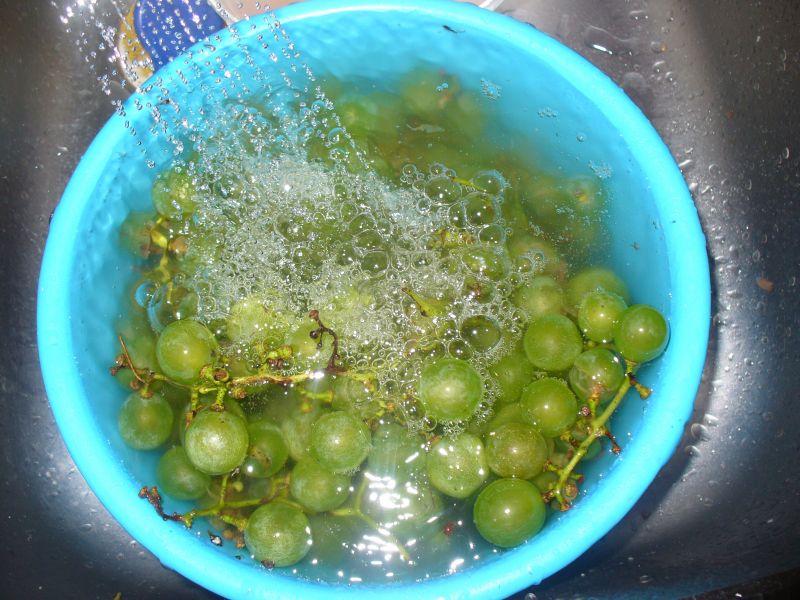 Kompot do słoika z winogrona zielonego z malinami