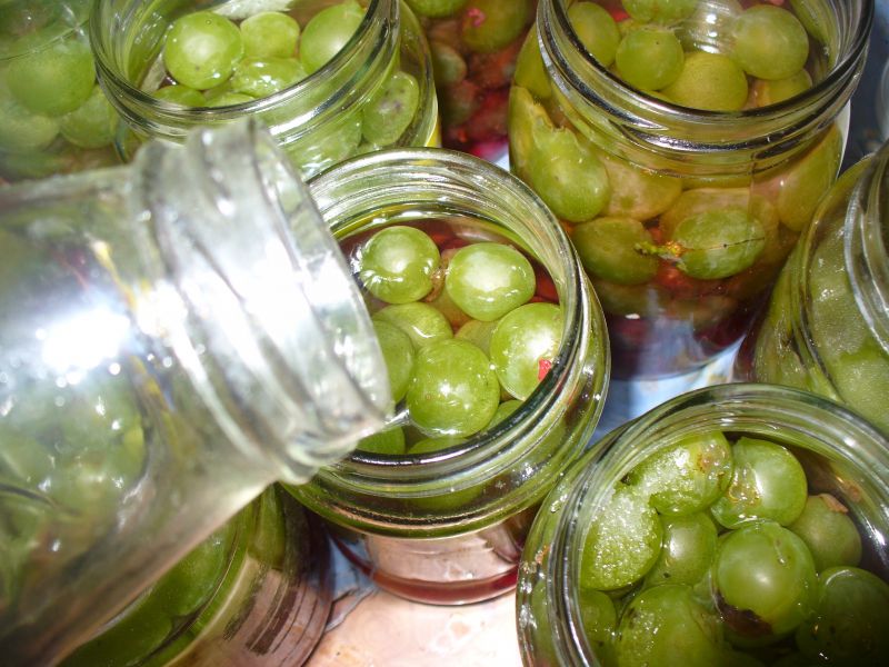 Kompot do słoika z winogrona zielonego z malinami