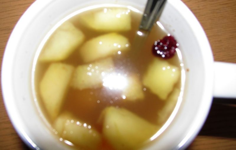 Kompot jabłkowo-cynamonowy z owocami żurawiny Kompot jabłkowo-cynamonowy z owocami żurawiny