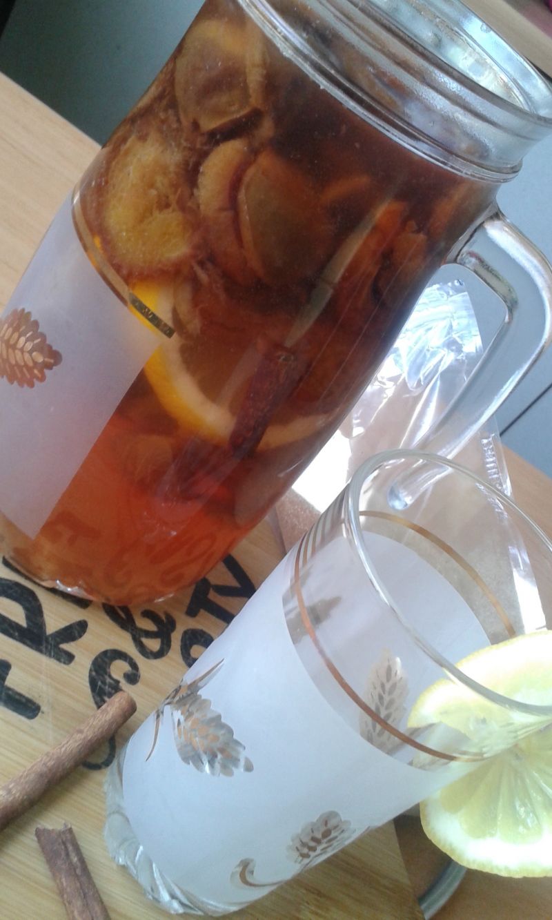 Kompot śliwkowy z dodatkiem cytryny i cynamonu