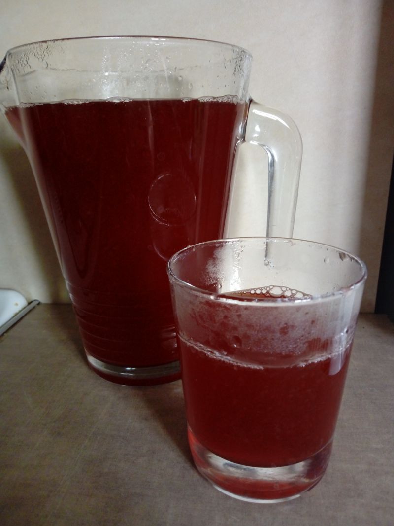 Kompot truskawkowo - jabłkowy Kompot truskawkowo - jabłkowy