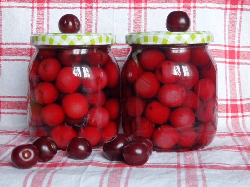 Kompot wiśniowy w słoikach Kompot wiśniowy w słoikach