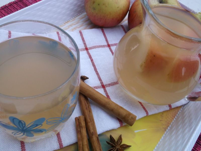 Kompot z jabłek, cynamonem i anyżem