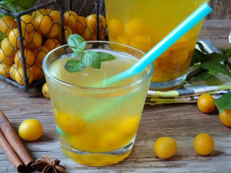 Kompot z mirabelek z cynamonem i anyżem Kompot z mirabelek z cynamonem i anyżem