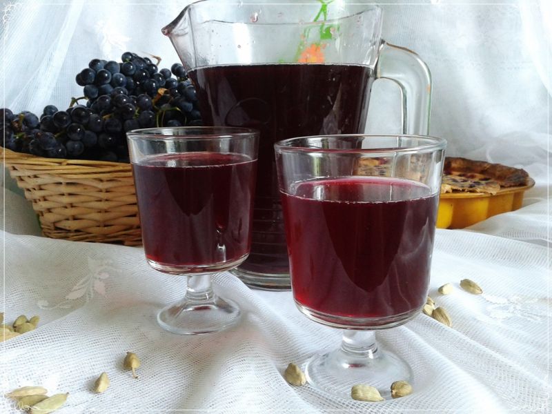 Kompot z polskiego winogrona z kardamonem Kompot z polskiego winogrona z kardamonem
