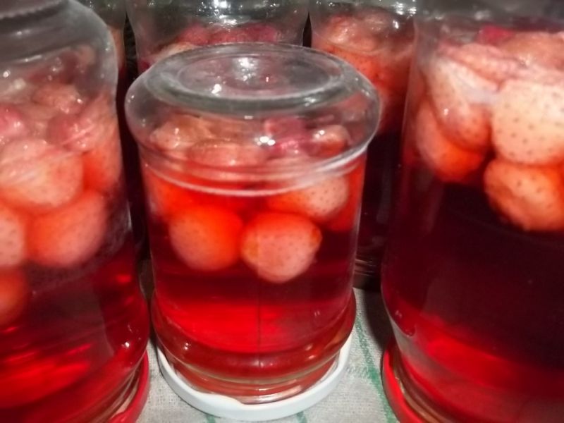 Kompot z truskawek na zimę Kompot z truskawek na zimę