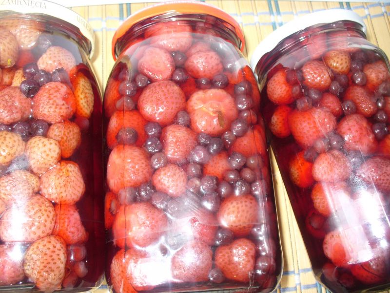 Kompot z truskawek z borówkami Kompot z truskawek z borówkami