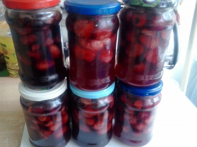 kompot z truskawek z rabarbarem oraz owocami bzu kompot z truskawek z rabarbarem oraz owocami bzu