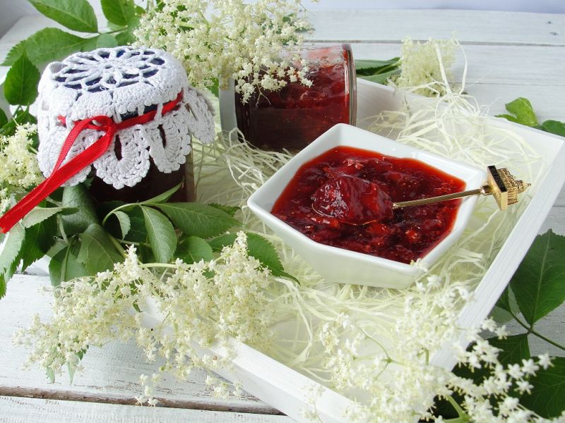 Konfitura truskawkowa z kwiatkami bzu