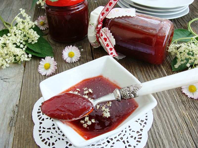 Konfitura truskawkowa z rabarbarem i kwiatem bzu