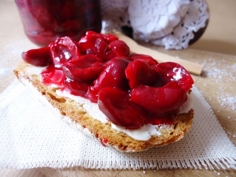 Konfitura wiśniowa z migdałami