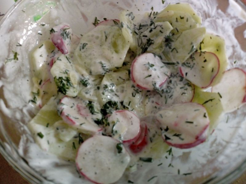 Koperkowa mizeria z rzodkiewką