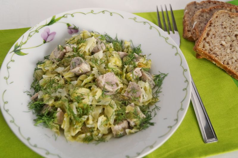 Koperkowa młoda kapusta z białą kiełbasą