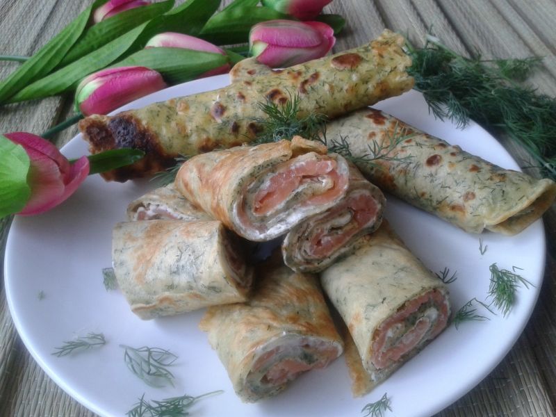 Koperkowe naleśniki z serkiem i łososiem Koperkowe naleśniki z serkiem i łososiem