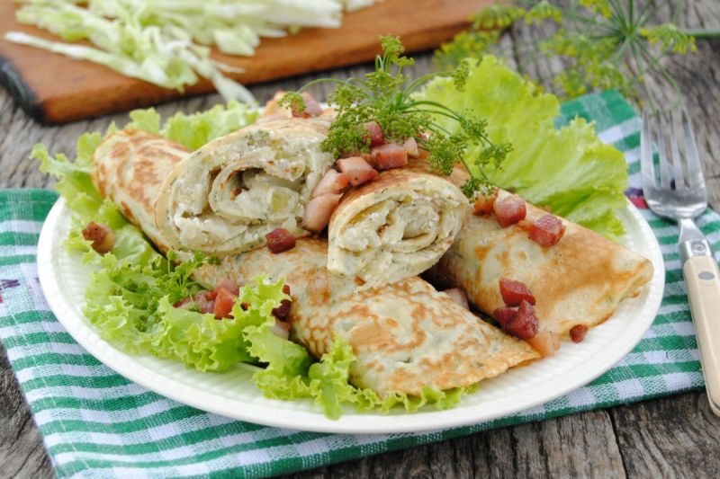 Koperkowe naleśniki z wczesną kapustą