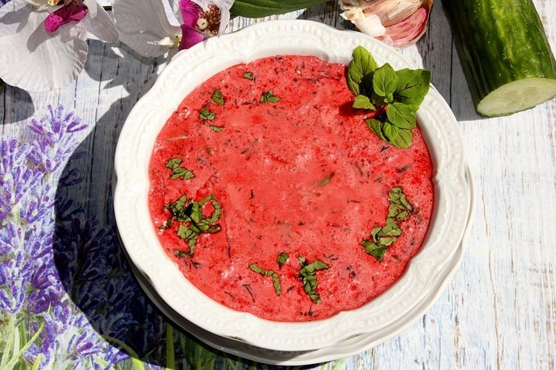 Koperkowo-miętowy chłodnik z czerwonego barszczu