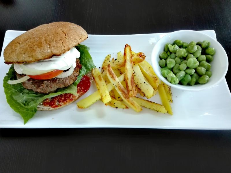 Koperkowy burger wolowy z domowymi frytkami Koperkowy burger wolowy z domowymi frytkami
