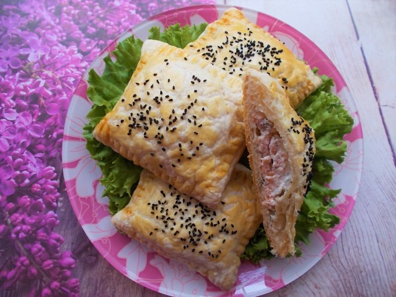 Koperty z ciasta francuskiego z łososiem Koperty z ciasta francuskiego z łososiem