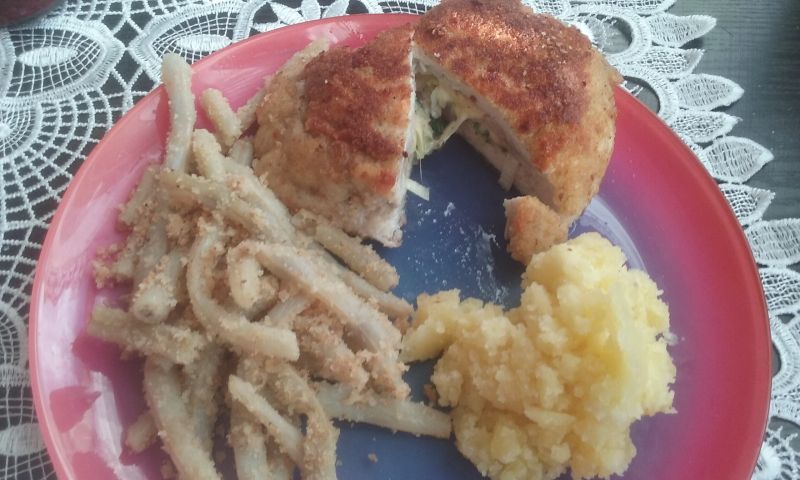 Koperty z kurczaka faszerowane serem, porą i pietr