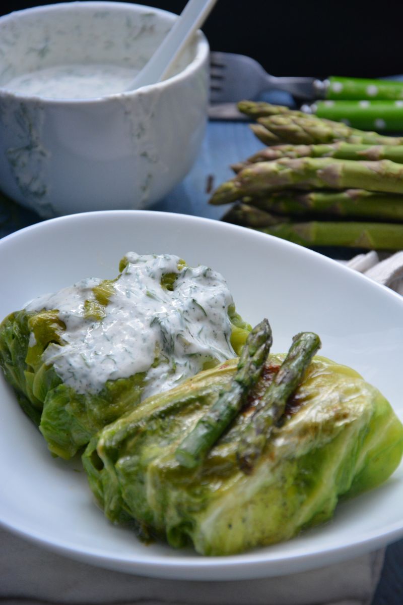 Koperty z młodej kapusty z miętusem i szparagami Koperty z młodej kapusty z miętusem i szparagami