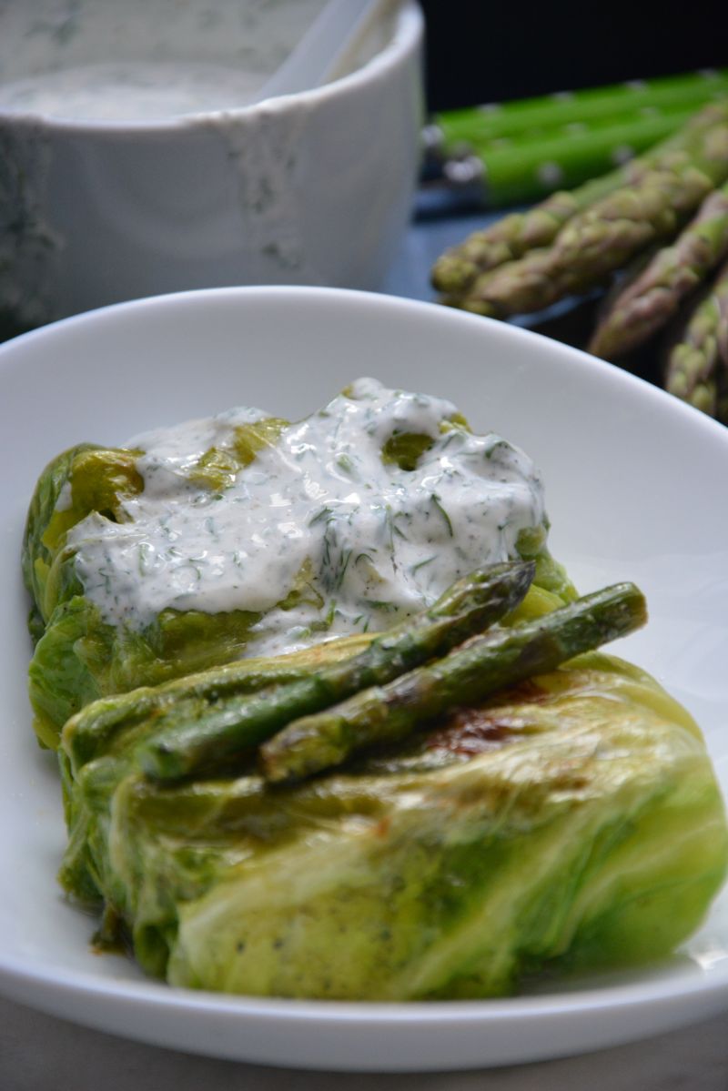 Koperty z młodej kapusty z miętusem i szparagami Koperty z młodej kapusty z miętusem i szparagami