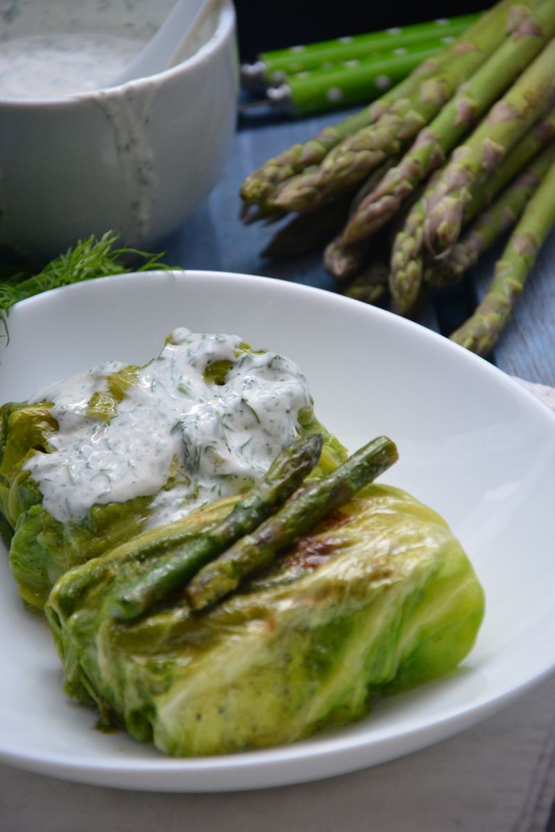 Koperty z młodej kapusty z miętusem i szparagami Koperty z młodej kapusty z miętusem i szparagami