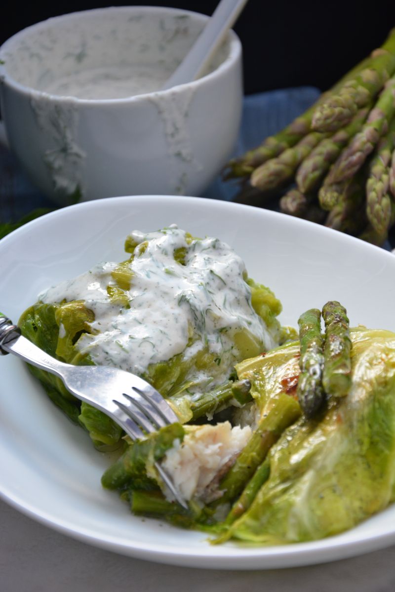 Koperty z młodej kapusty z miętusem i szparagami Koperty z młodej kapusty z miętusem i szparagami