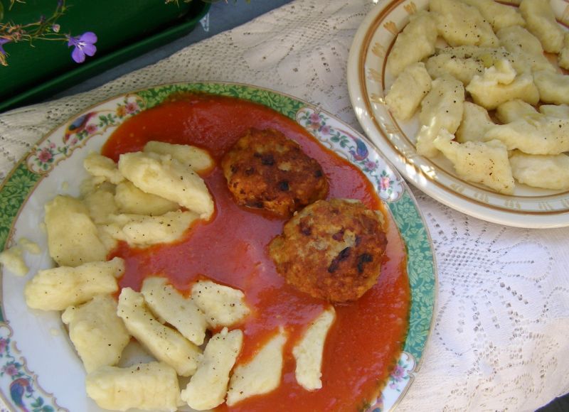 Kotleciki mielone w sosie pomidorowym z kopytkami  Kotleciki mielone w sosie pomidorowym z kopytkami