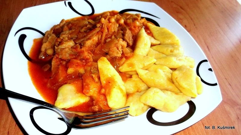 Kopytka marchewkowe z gulaszem 