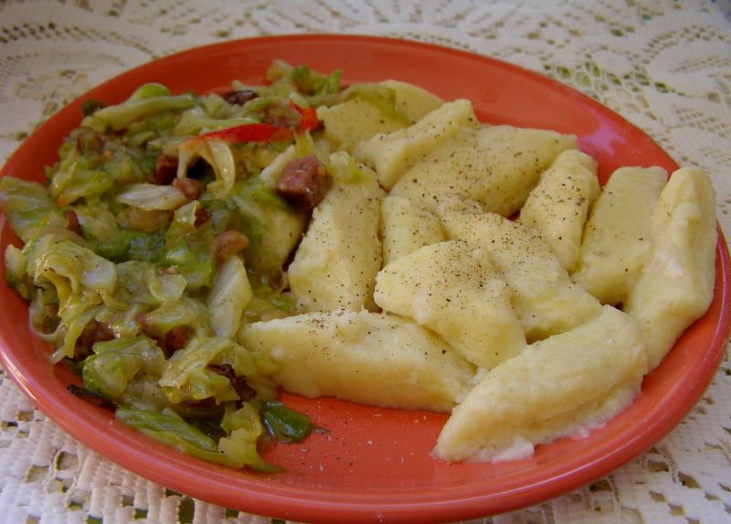 Kopytka na szybko z młodą kapustą zasmażaną