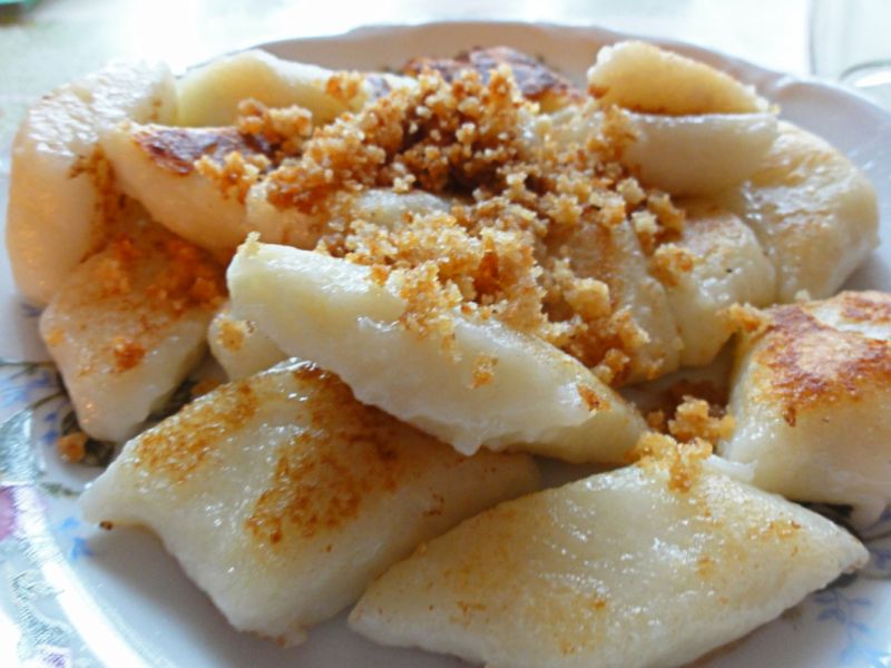 Kopytka okraszone bułką tartą