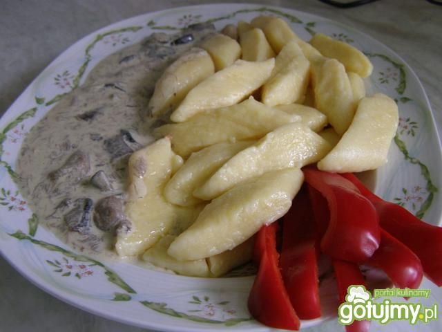 Kopytka serowe z sosem z grzybów leśnych