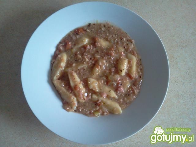 Kopytka w sosie kiełbaskowym Kopytka w sosie kiełbaskowym