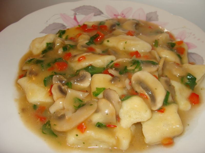  Kopytka w sosie pieczarkowo - paprykowym 