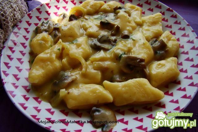 Kopytka w sosie pieczarkowo-śmietanowym  Kopytka w sosie pieczarkowo-śmietanowym
