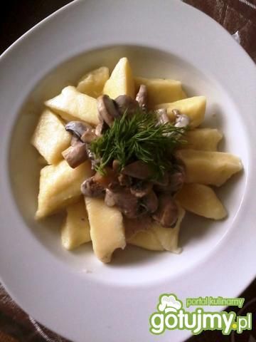 Kopytka w sosie pieczarkowym Kopytka w sosie pieczarkowym