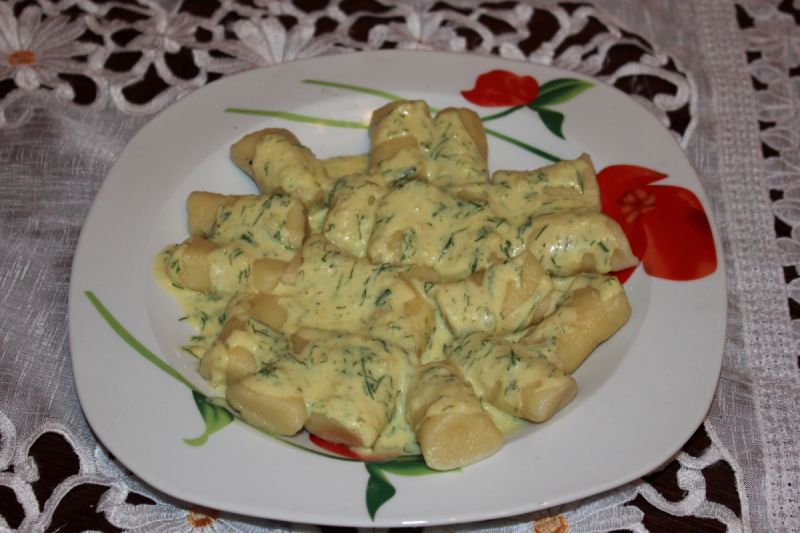 Kopytka  w sosie serowym 