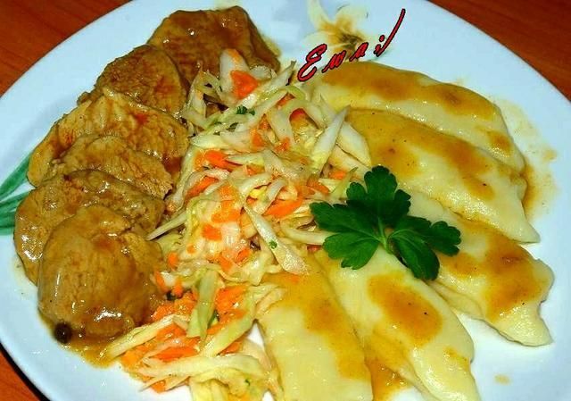 Kopytka z bitkami z polędwiczek w sosie