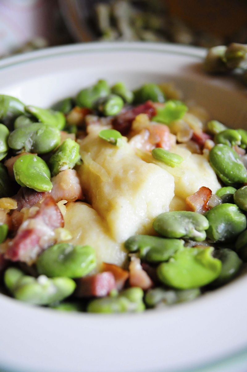 Kopytka z bobem, boczkiem i cebulą