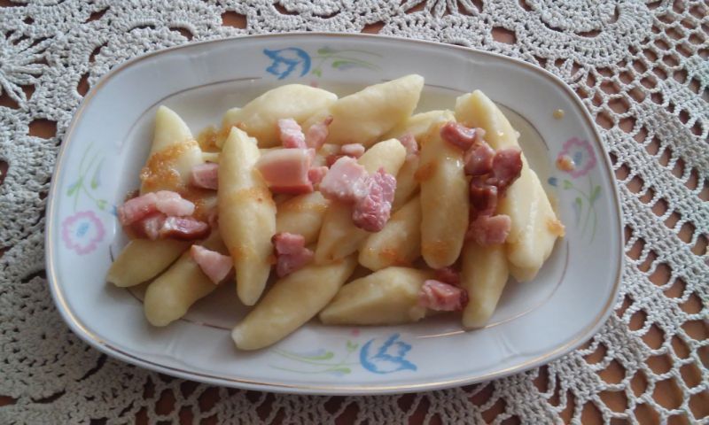 Kopytka z bułką i boczkiem 