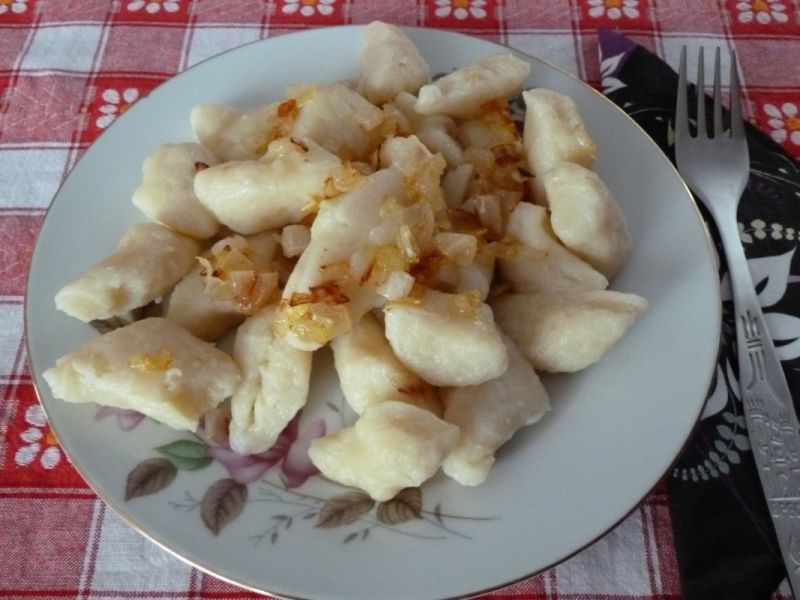 Kopytka z cebulkową okrasą Kopytka z cebulkową okrasą