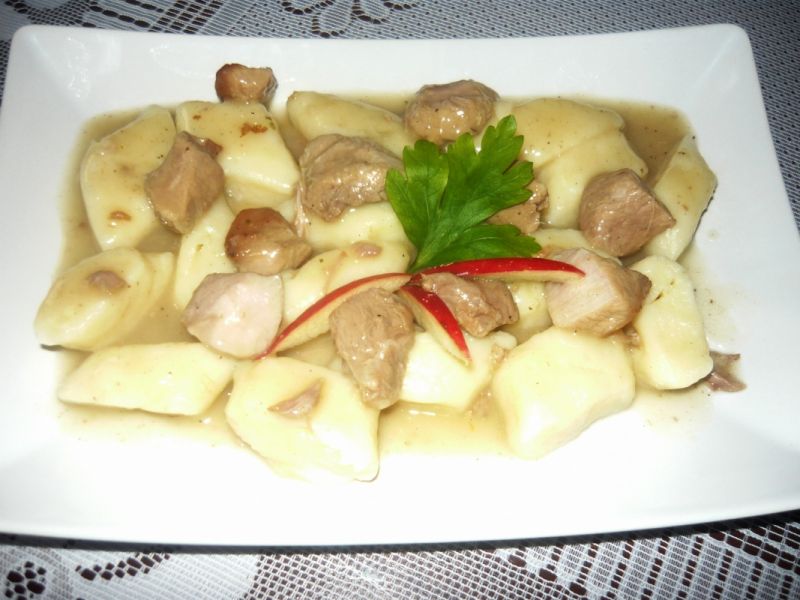 Kopytka z gulaszem wieprzowym Kopytka z gulaszem wieprzowym