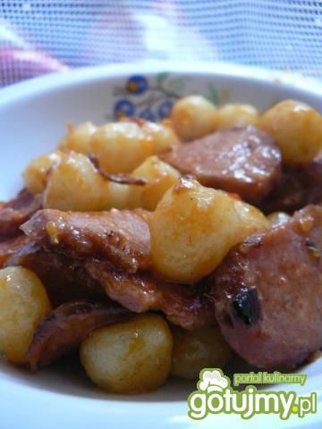 Kopytka z kiełbasą i cebulką Kopytka z kiełbasą i cebulką