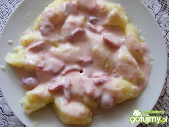 Kopytka z koktajlem truskawkowym Kopytka z koktajlem truskawkowym