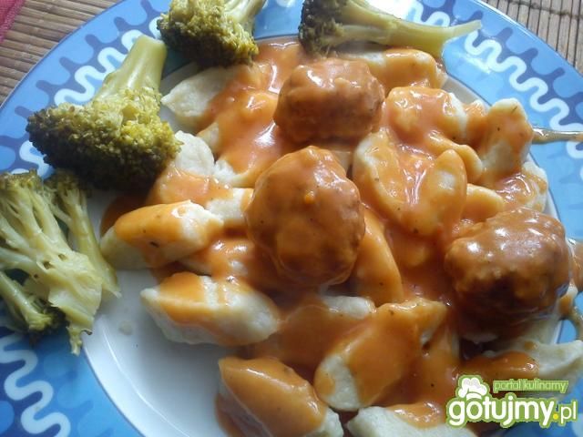 Kopytka z kotletami z sosem pomidorowym